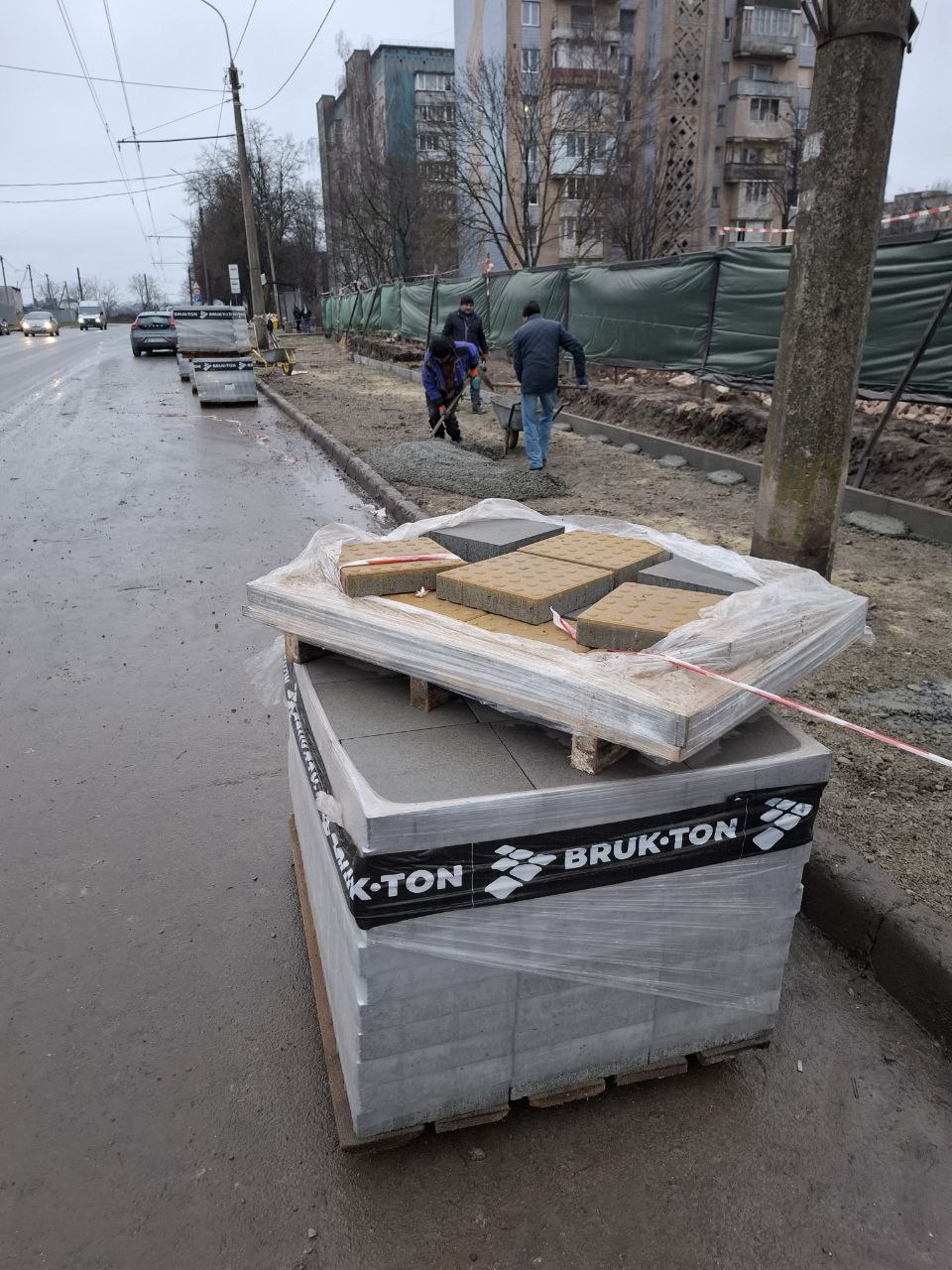 Новини Тернополя - фото з «Бруківку поруч з домом кладуть, а ми мерзнемо»: будинок на Стуса, 10 досі без вікон