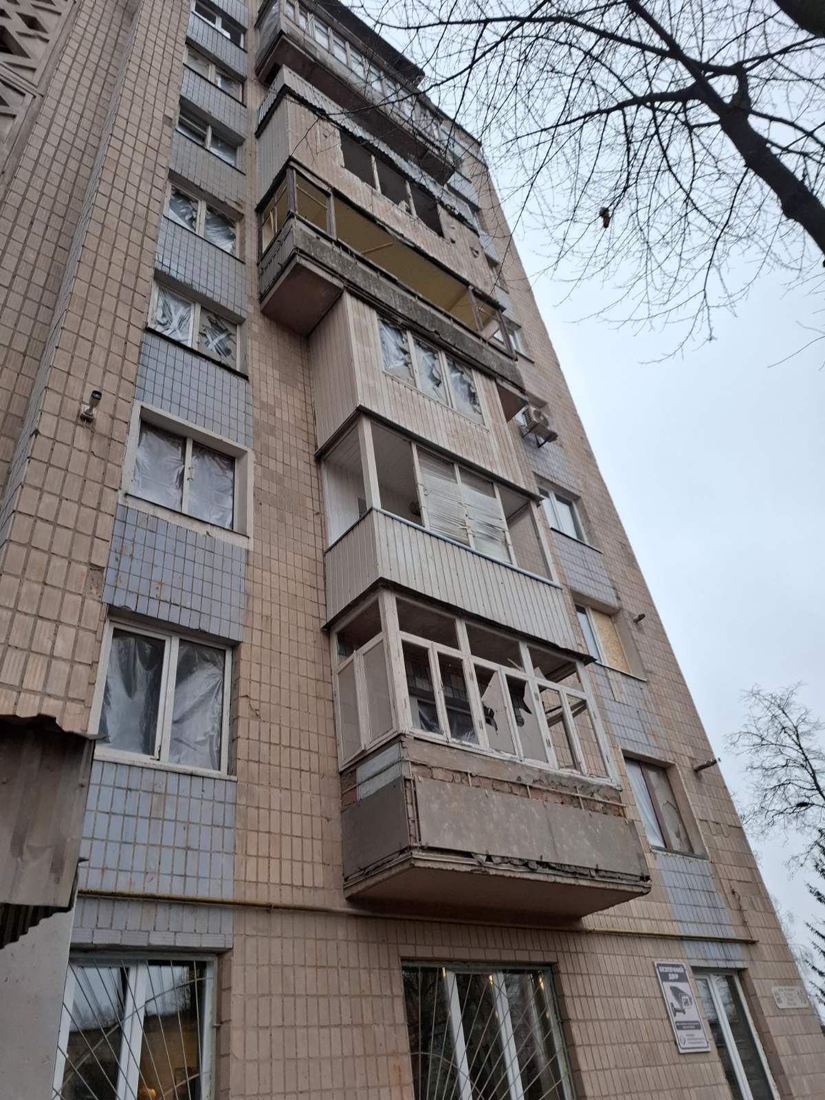 Новини Тернополя - фото з «Бруківку поруч з домом кладуть, а ми мерзнемо»: будинок на Стуса, 10 досі без вікон