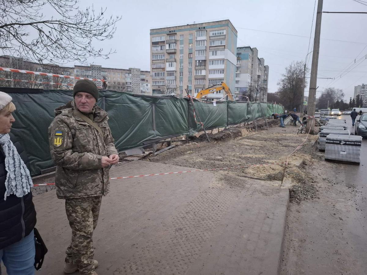 Новини Тернополя - фото з «Бруківку поруч з домом кладуть, а ми мерзнемо»: будинок на Стуса, 10 досі без вікон