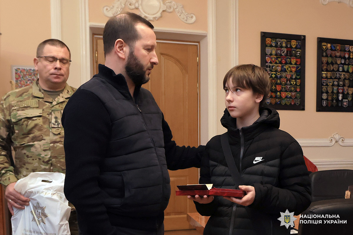 Новини Хмельницького - фото з Рідним загиблих поліцейських спецпризначенців з Хмельниччини вручили посмертні нагороди Рідним загиблих поліцейських спецпризначенців з Хмельниччини вручили посмертні нагороди