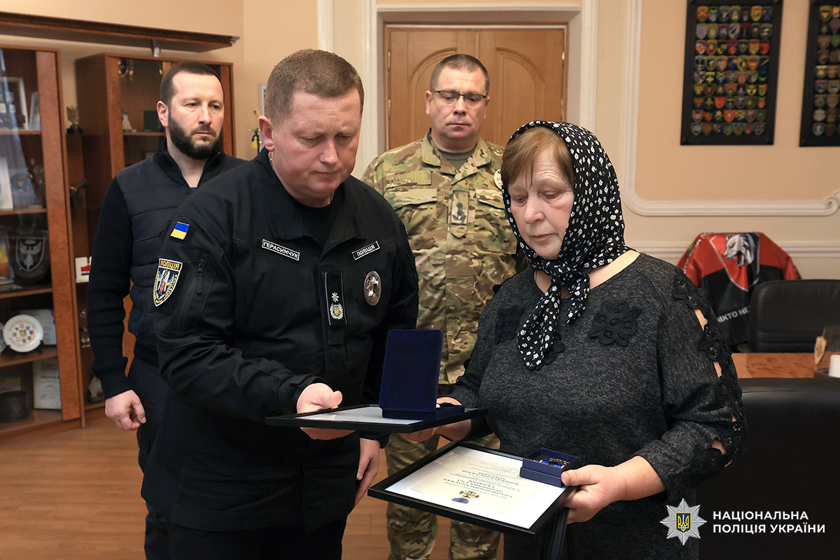 Новини Хмельницького - фото з Рідним загиблих поліцейських спецпризначенців з Хмельниччини вручили посмертні нагороди Рідним загиблих поліцейських спецпризначенців з Хмельниччини вручили посмертні нагороди