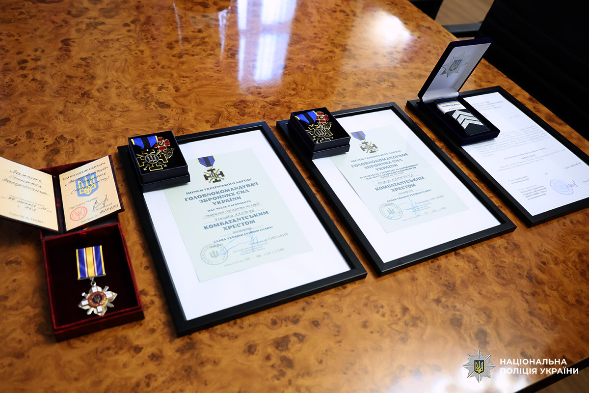 Новини Хмельницького - фото з Рідним загиблих поліцейських спецпризначенців з Хмельниччини вручили посмертні нагороди Рідним загиблих поліцейських спецпризначенців з Хмельниччини вручили посмертні нагороди