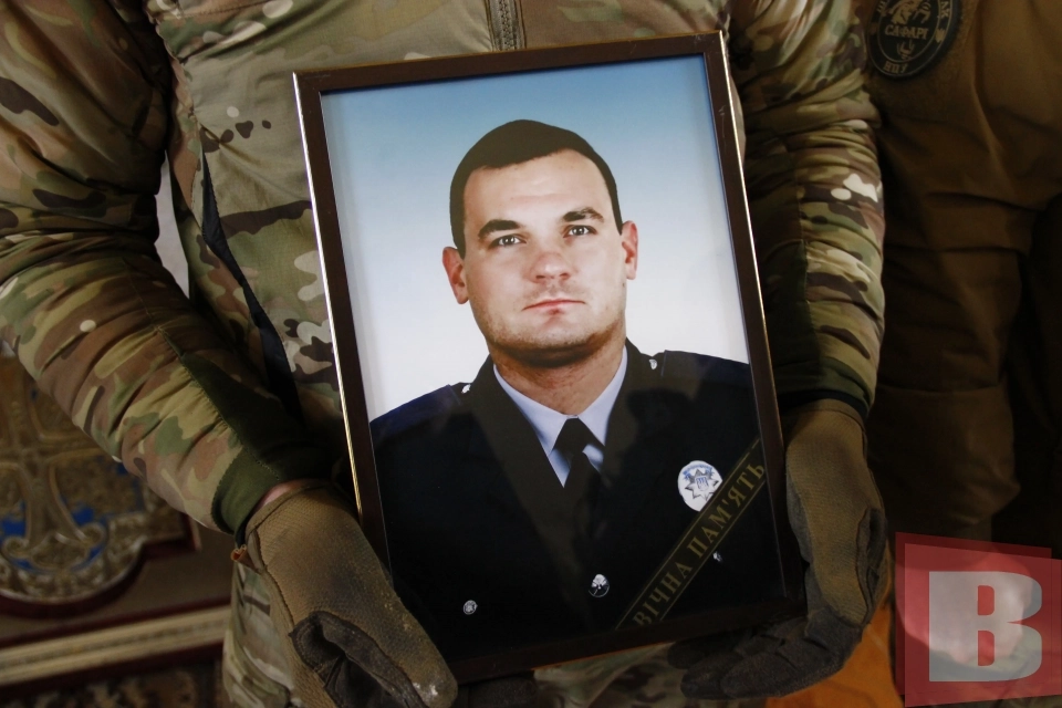 Новини Хмельницького - фото з Рідним загиблих поліцейських спецпризначенців з Хмельниччини вручили посмертні нагороди Геннадій Лахмай