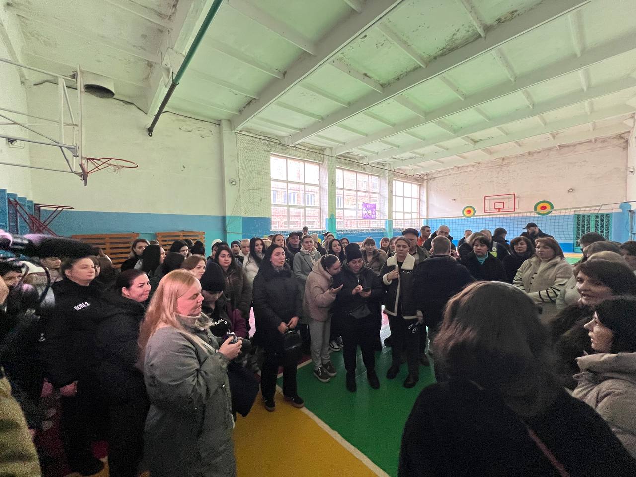 Новини Вінниці - фото з Батьки учнів ліцею №12 вийшли на акцію через напади 15-річного хлопця, який ріже коси: що відомо?