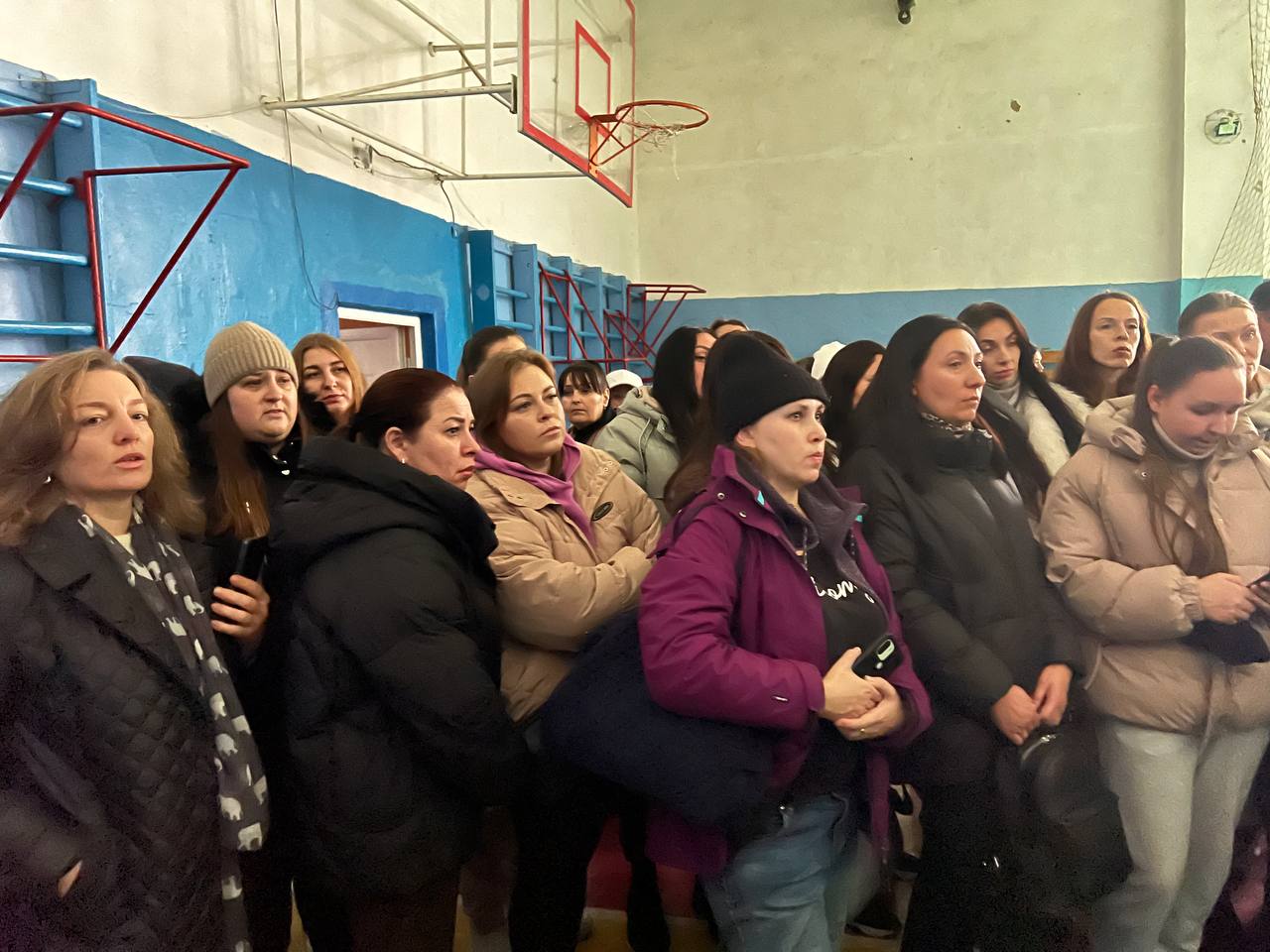 Новини Вінниці - фото з Батьки учнів ліцею №12 вийшли на акцію через напади 15-річного хлопця, який ріже коси: що відомо?