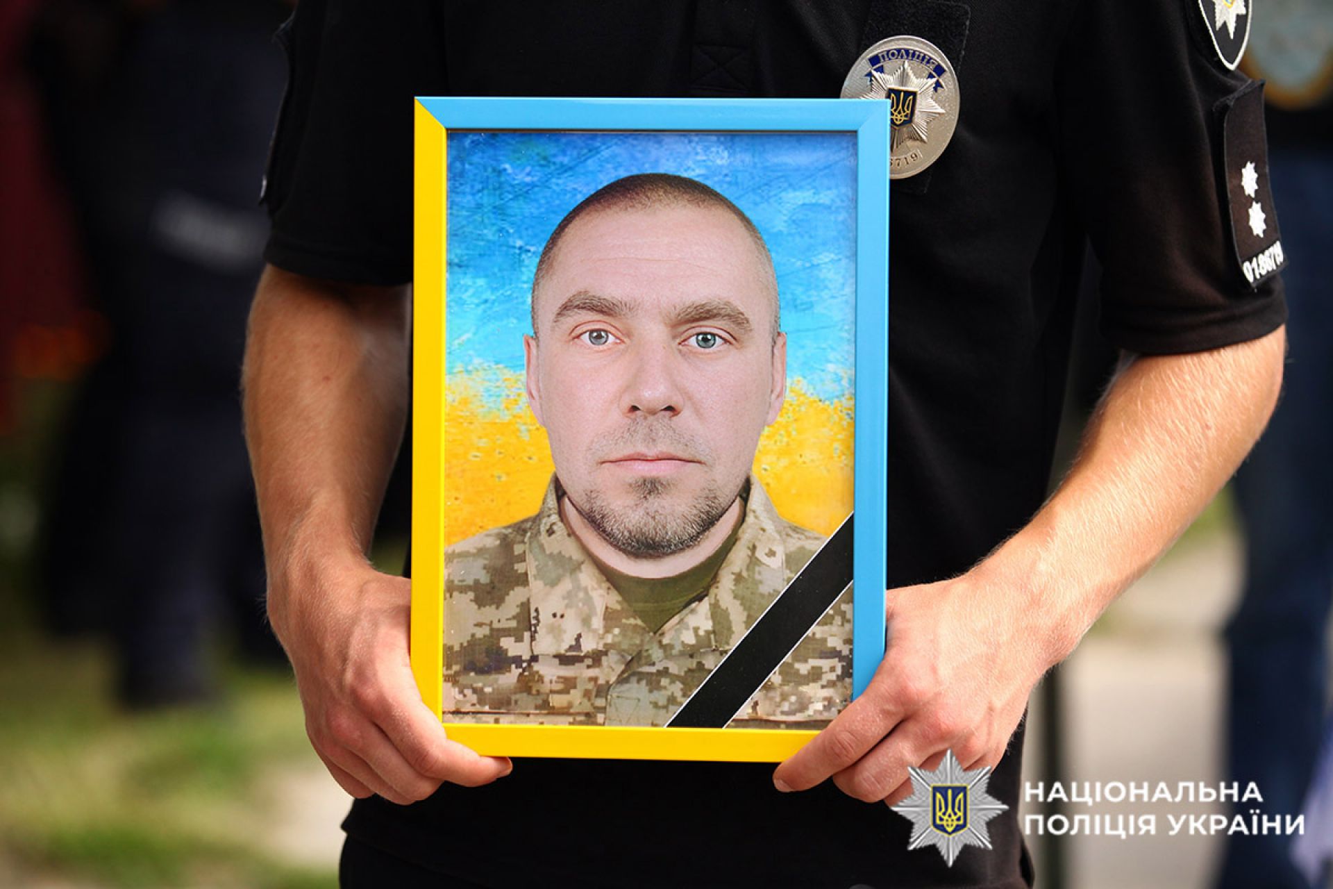 Новини Хмельницького - фото з Рідним загиблих поліцейських спецпризначенців з Хмельниччини вручили посмертні нагороди Віктор Климчук