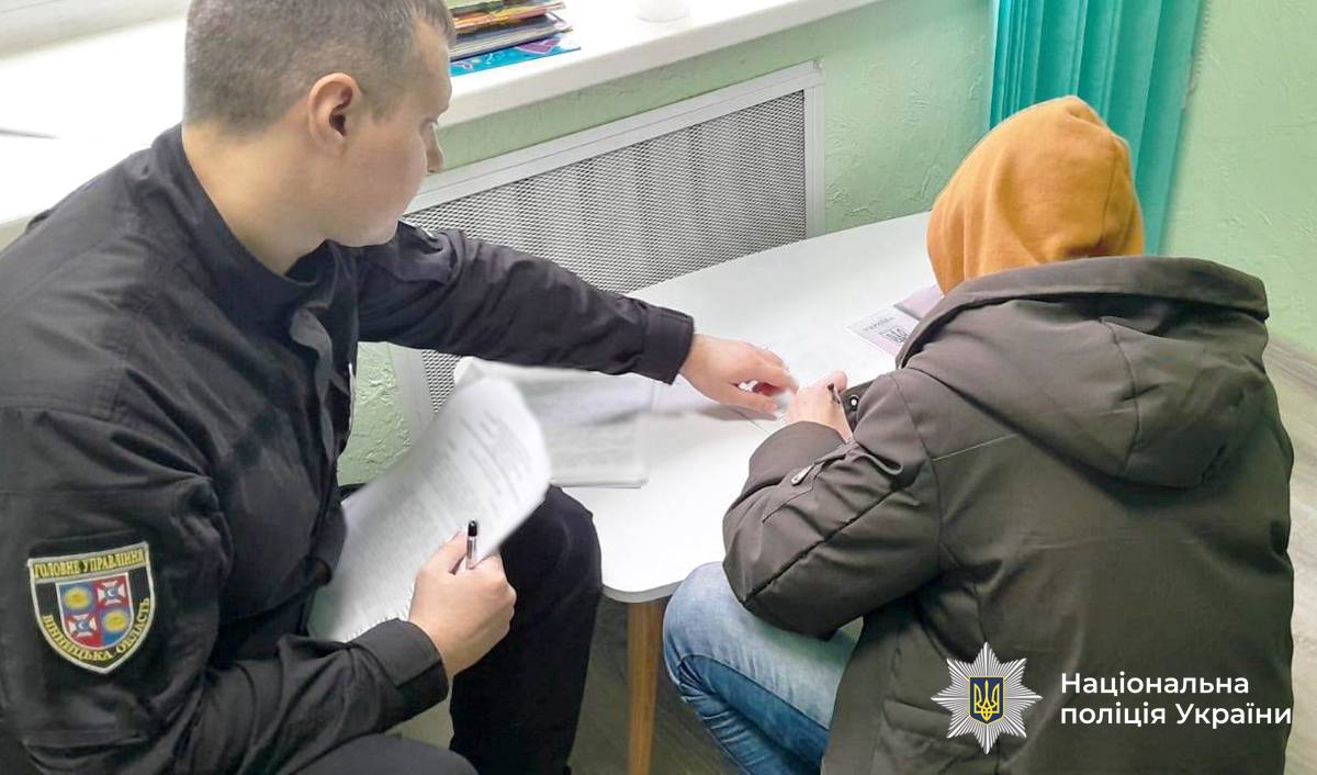 Новини Вінниці - фото з Батьки учнів ліцею №12 вийшли на акцію через напади 15-річного хлопця, який ріже коси. Що відомо?