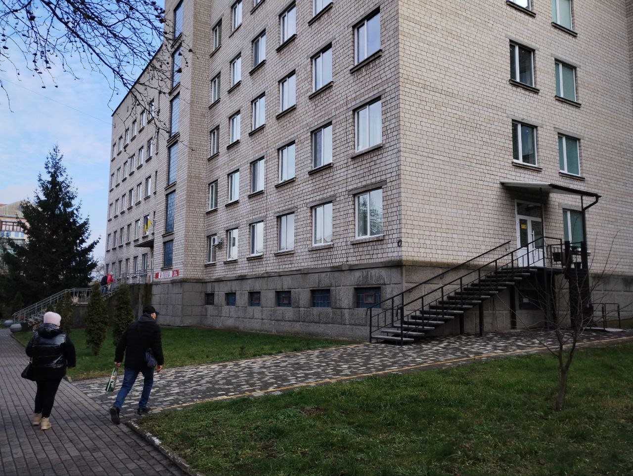 Новини Козятина - фото з Сходи в поліклінніку, як гора, але за кутком — є підйомник