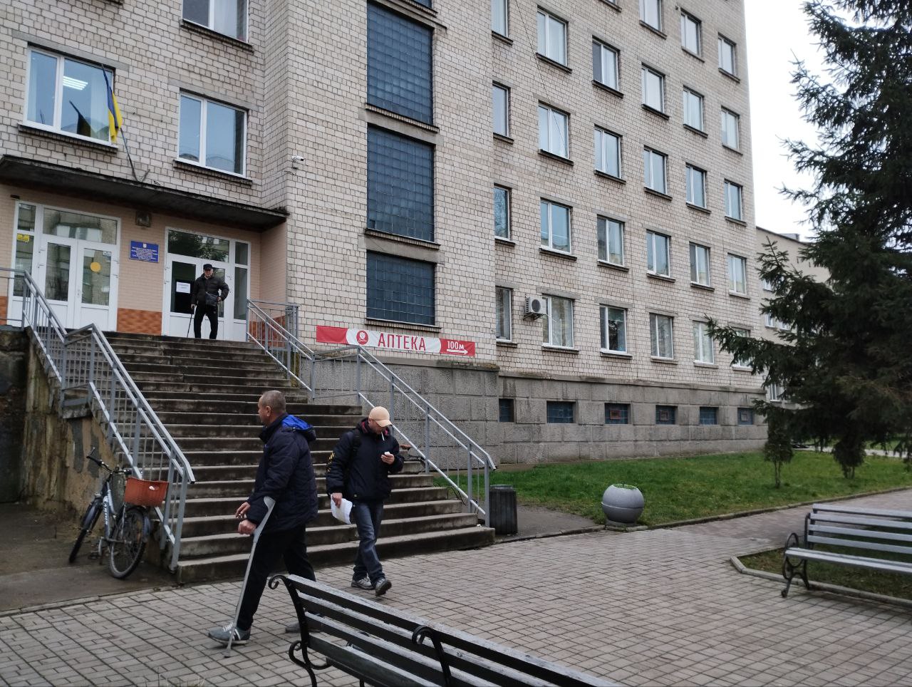 Новини Козятина - фото з Сходи в поліклінніку, як гора, але за кутком — є підйомник