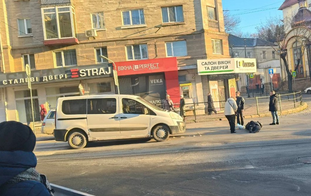 Новини Тернополя - фото з На Острозького ДТП: потерпілу забрала швидка (ОНОВЛЮЄТЬСЯ)