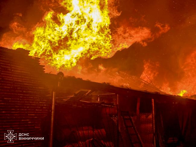 Новини Вінниці - фото з У Томашполі вигорів меблевий цех у понад півтисячі квадратів. Постраждала літня жінка