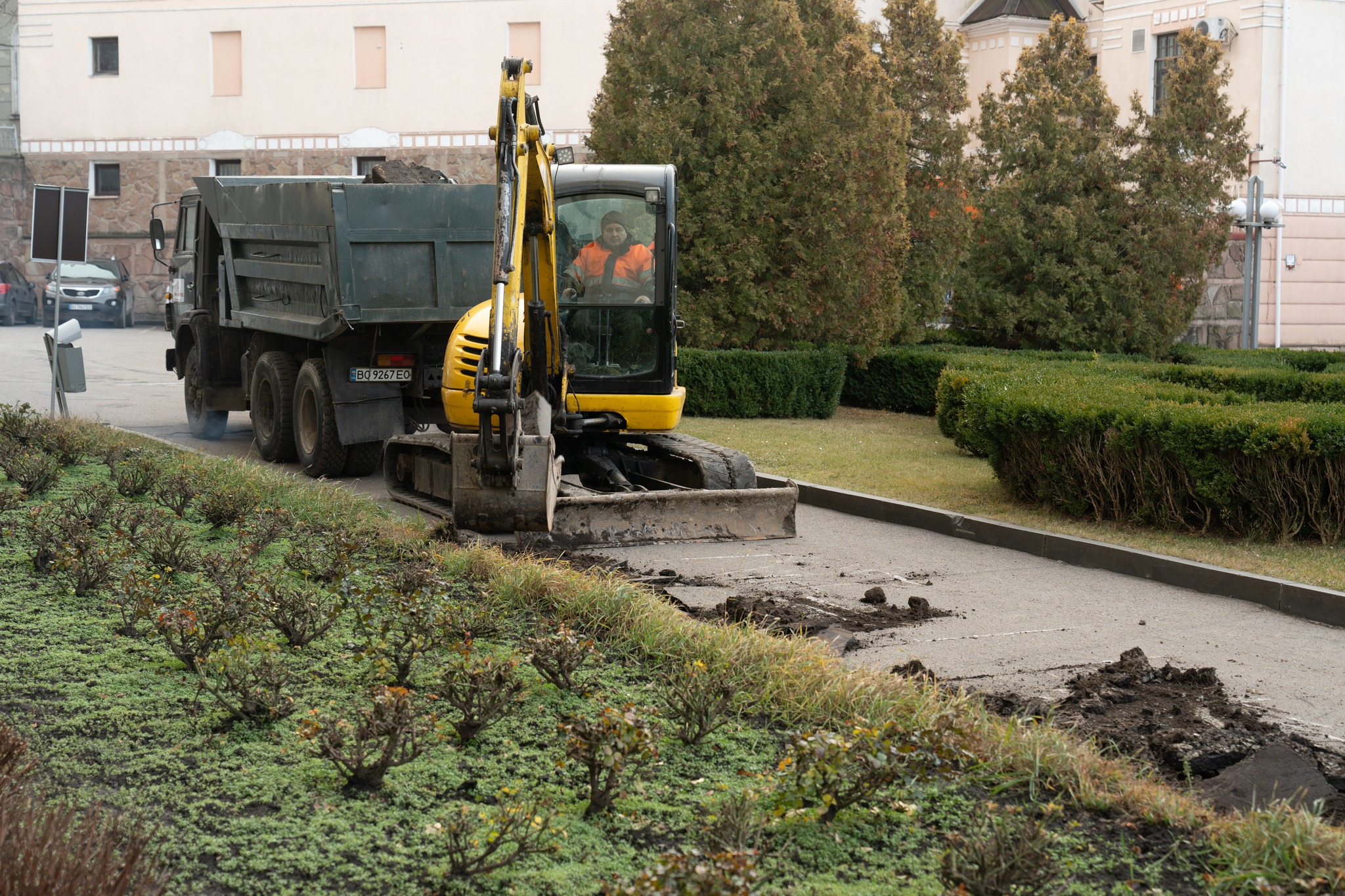 Новини Тернополя - фото з Біля будівлі Тернопільської облради почали облаштовувати безбар'єрний маршрут