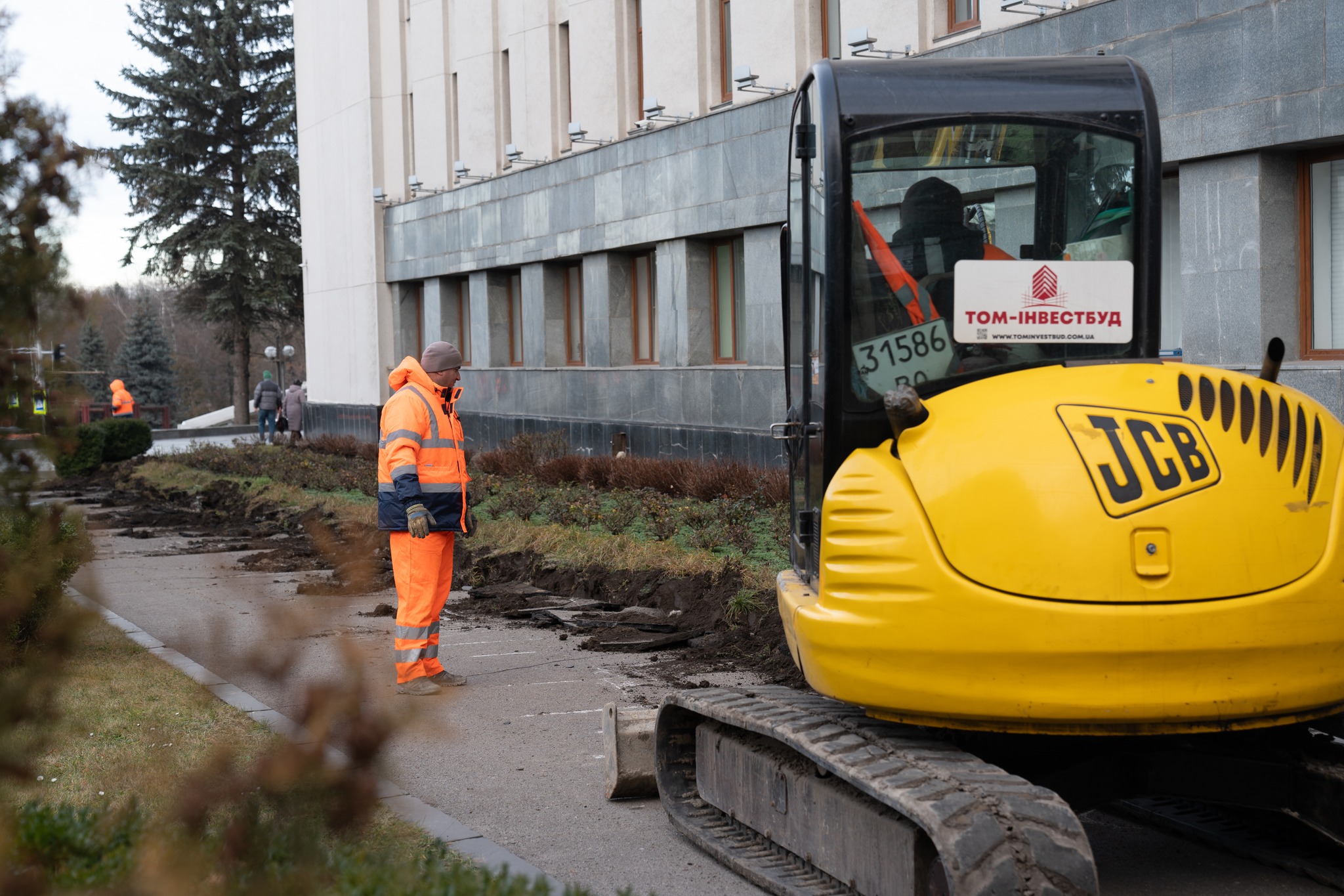 Новини Тернополя - фото з Біля будівлі Тернопільської облради почали облаштовувати безбар'єрний маршрут