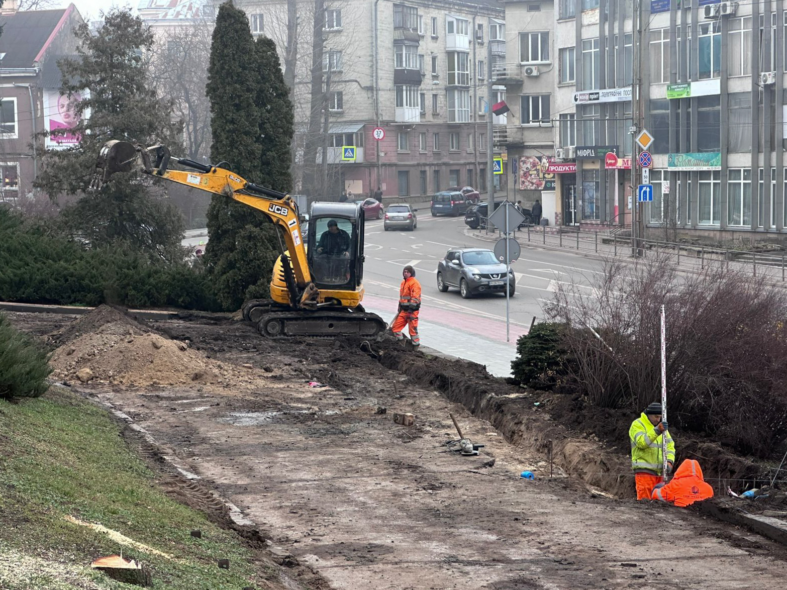Новини Тернополя - фото з Біля будівлі Тернопільської облради почали облаштовувати безбар'єрний маршрут