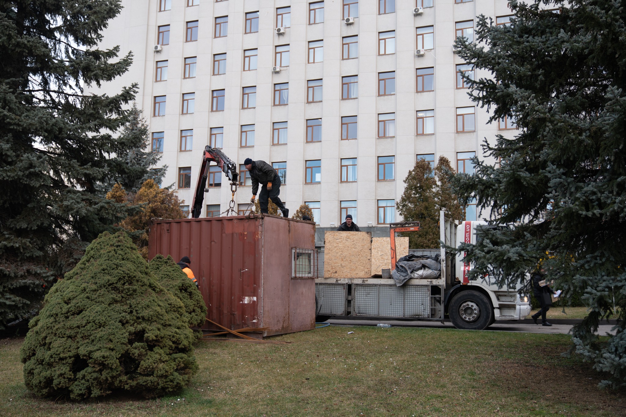 Новини Тернополя - фото з Біля будівлі Тернопільської облради почали облаштовувати безбар'єрний маршрут