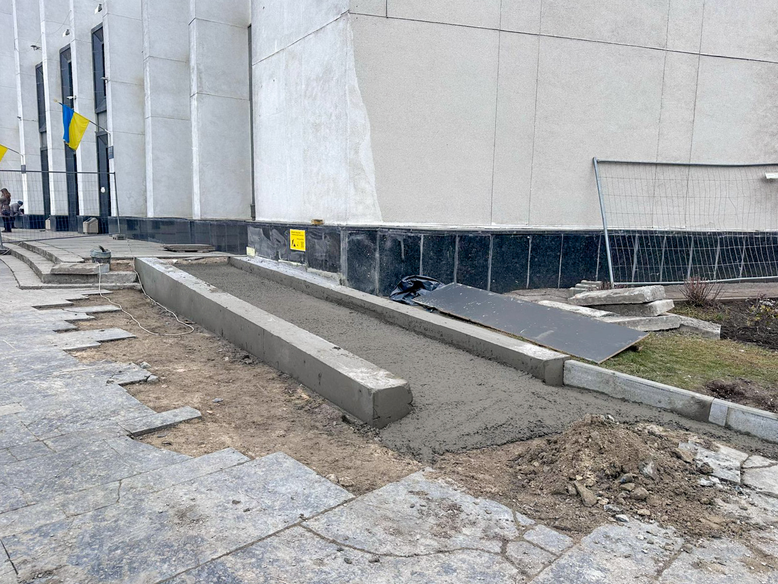 Новини Тернополя - фото з Біля будівлі Тернопільської облради почали облаштовувати безбар'єрний маршрут