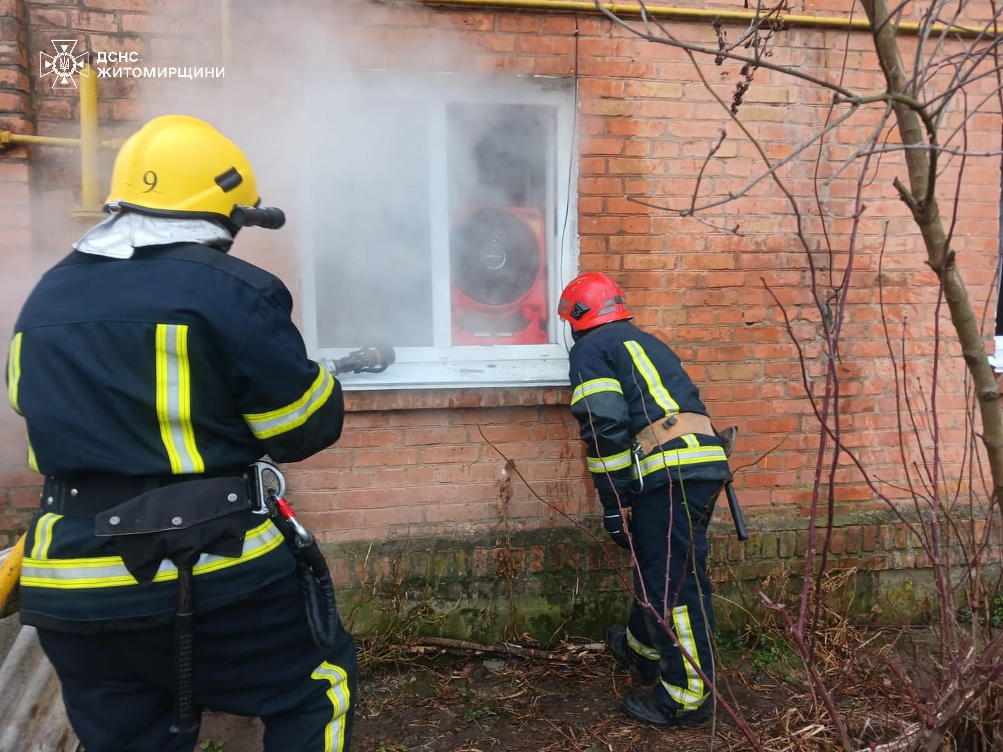 Новини Житомира - фото з На Бердичівщині рятувальники ліквідували пожежу в квартирі та евакуювали мешканця