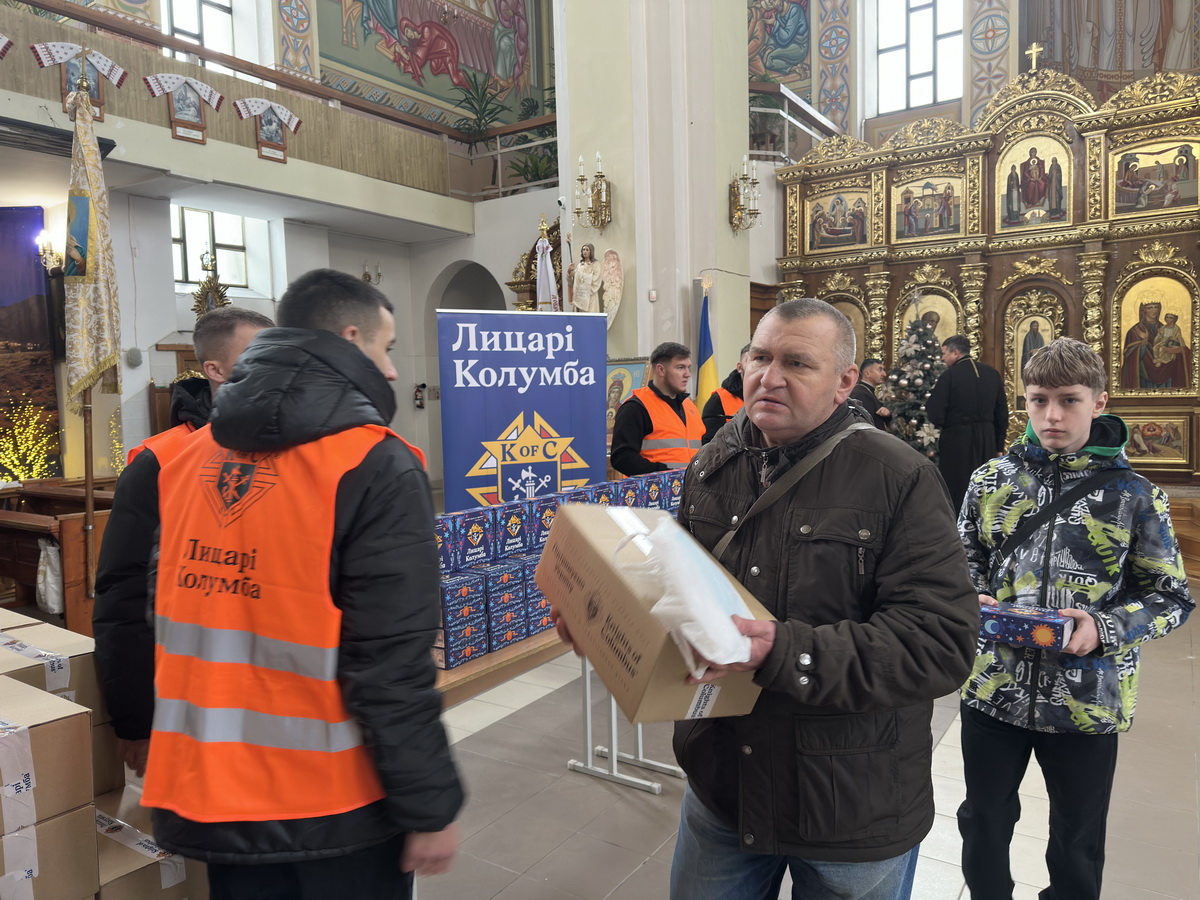 Продуктові набори і допомога дітям: УГКЦ в Тернополі підтримала постраждалих від ракетної атаки