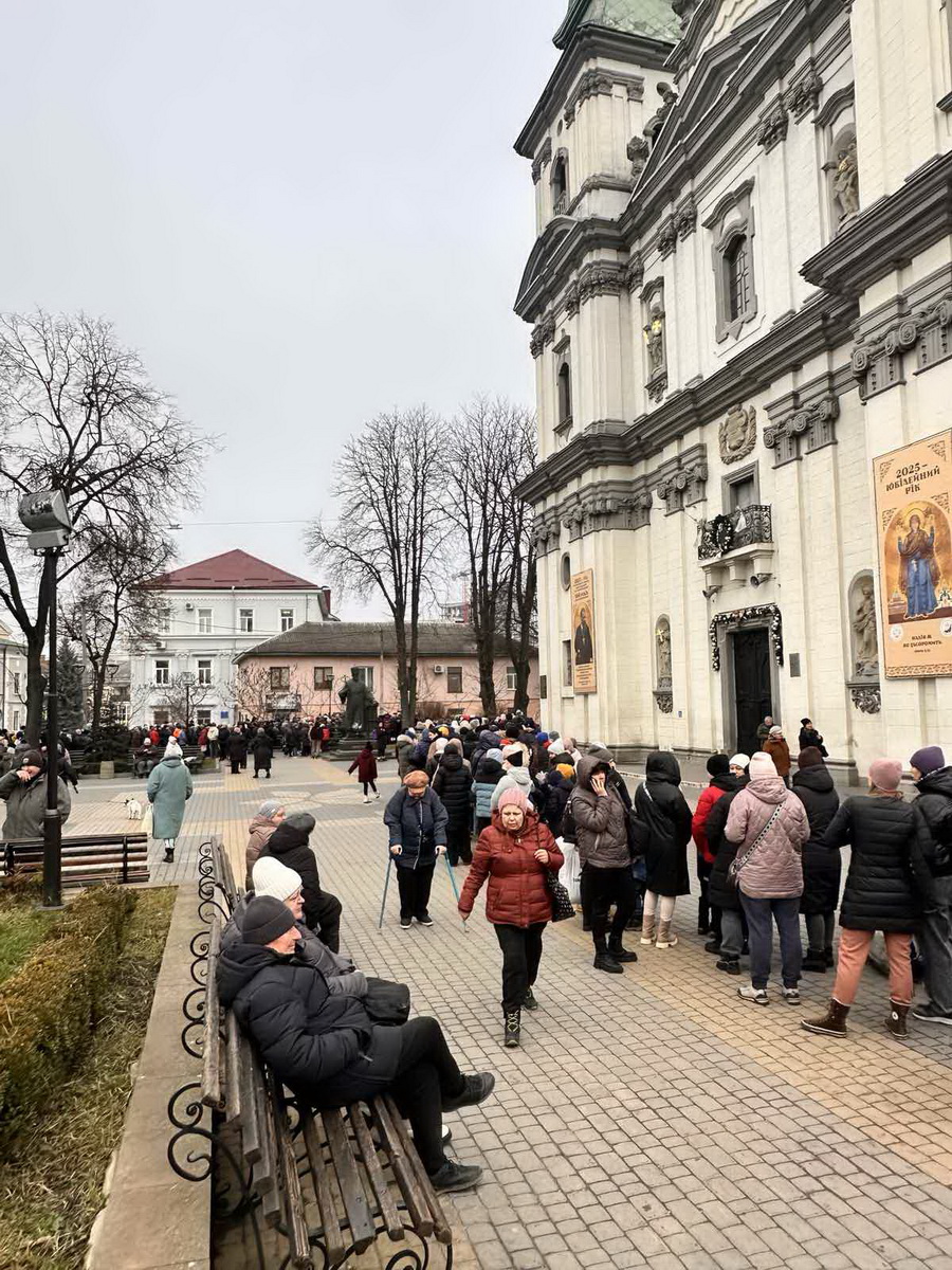 Продуктові набори і допомога дітям: УГКЦ в Тернополі підтримала постраждалих від ракетної атаки