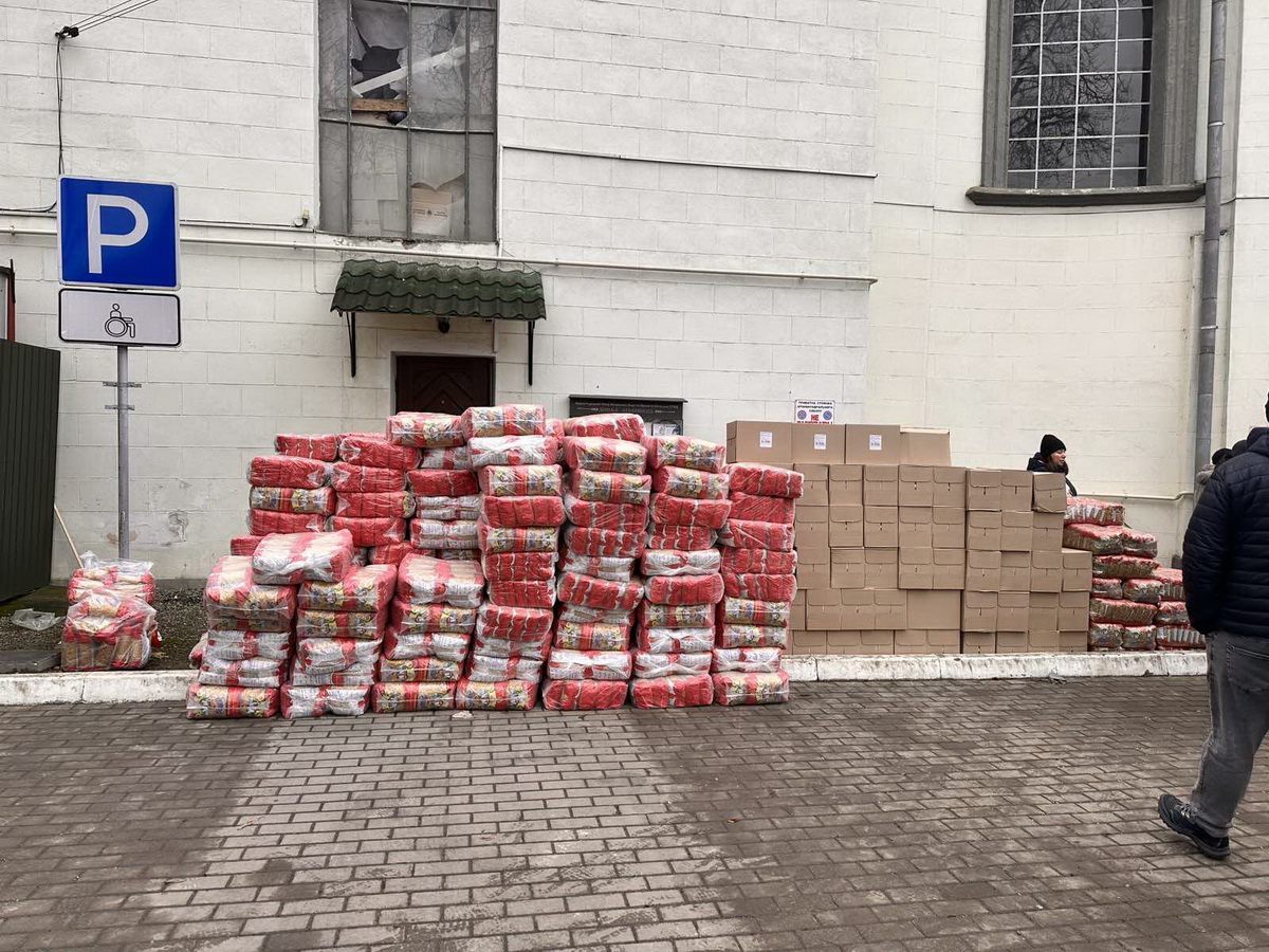 Продуктові набори і допомога дітям: УГКЦ в Тернополі підтримала постраждалих від ракетної атаки