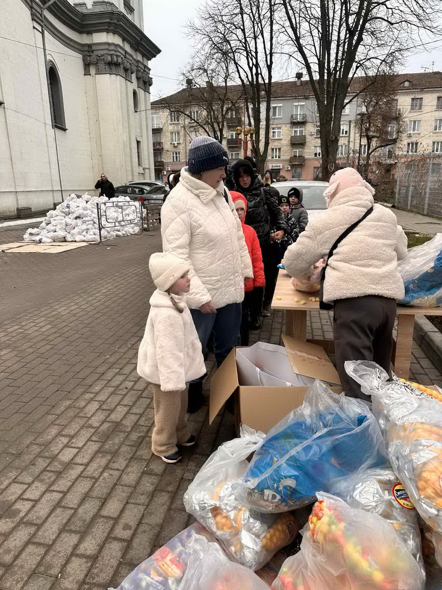 Продуктові набори і допомога дітям: УГКЦ в Тернополі підтримала постраждалих від ракетної атаки