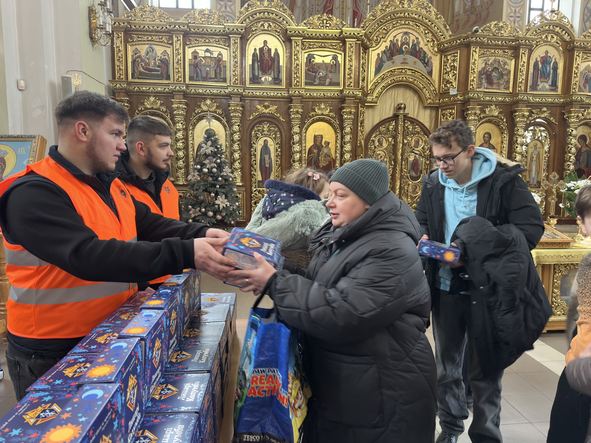 Продуктові набори і допомога дітям: УГКЦ в Тернополі підтримала постраждалих від ракетної атаки