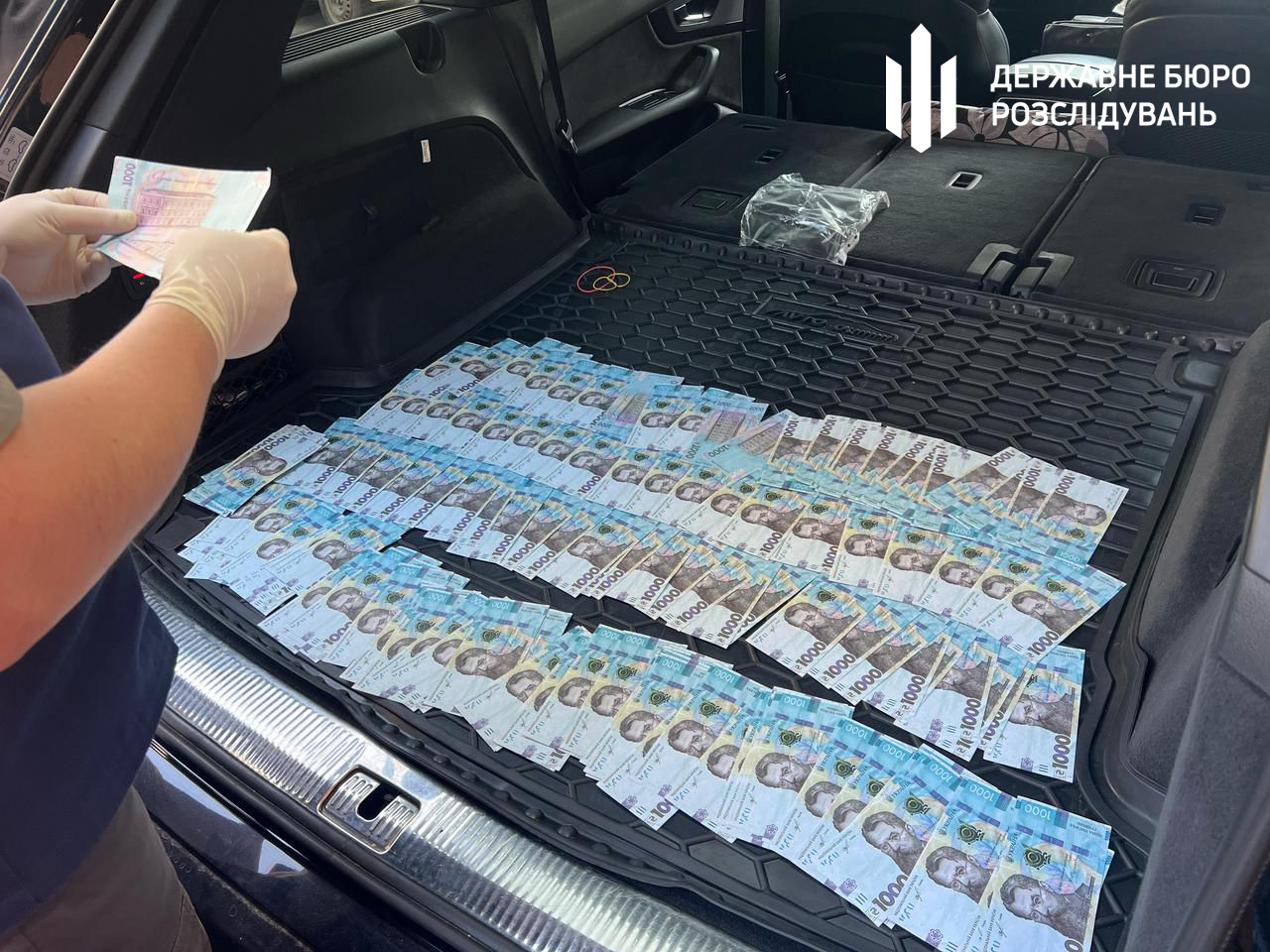 Держінспектор податкової Хмельницької області вимагав кошти від підприємців за зменшення розмірів штрафів