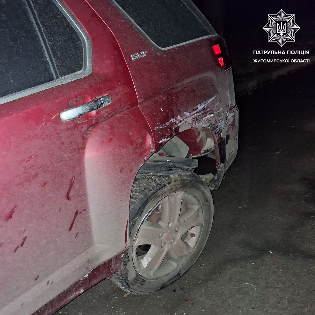 Новини Житомира - фото з Вночі на вулиці Шевченка водійка з 1 проміле алкоголю в крові наїхала на припарковане авто і перекинулася разом з машиною