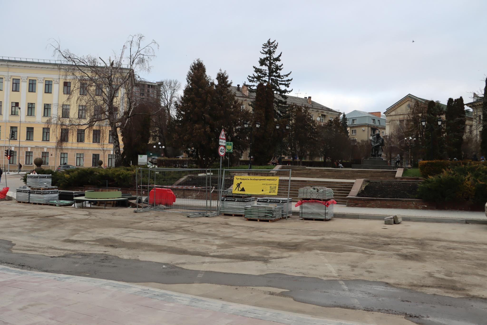 Новини Тернополя - фото з Облаштовують пандус до «Білого дому»: який вигляд має безбар’єрний маршрут у центрі Тернополя