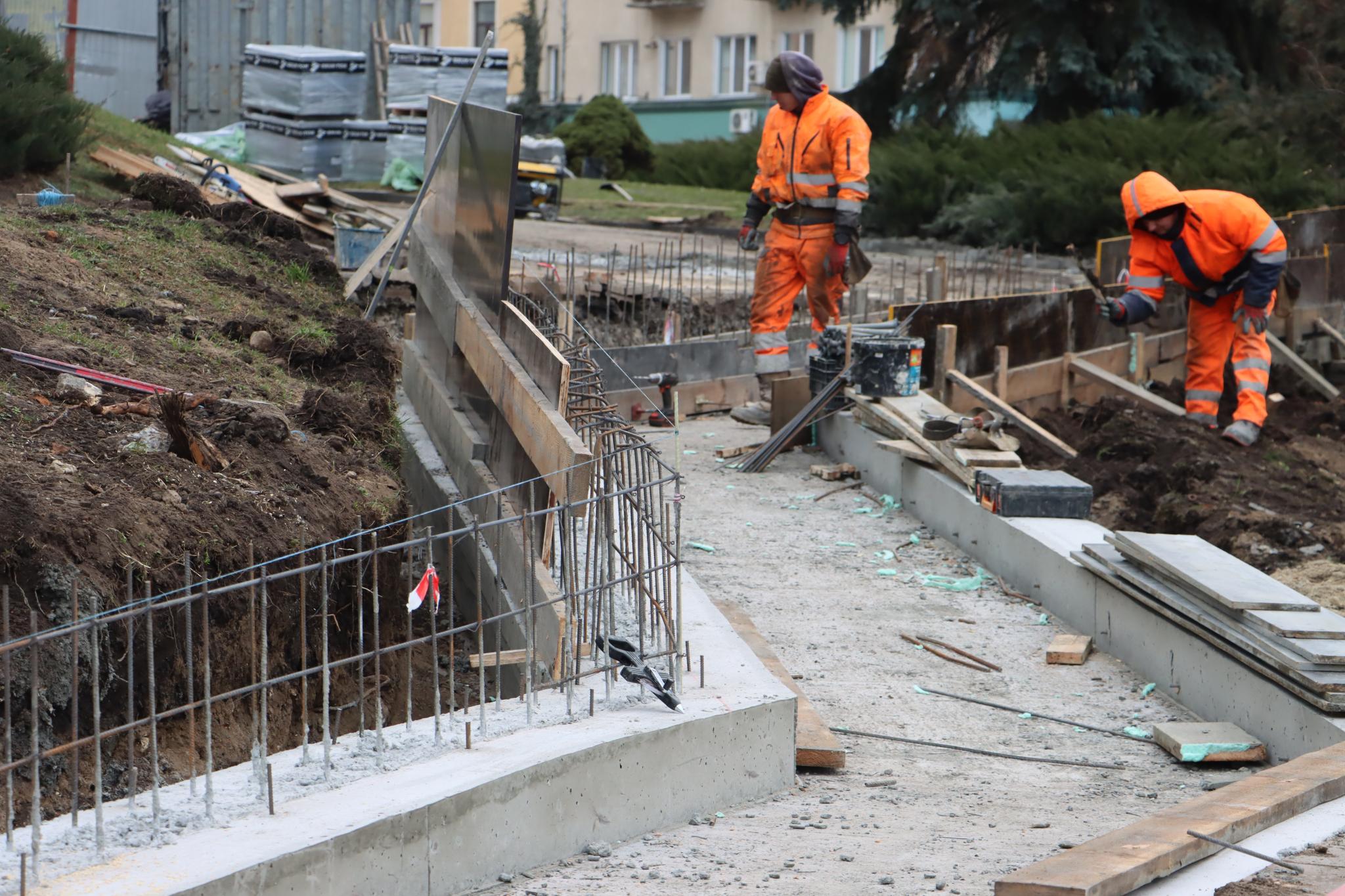 Новини Тернополя - фото з Облаштовують пандус до «Білого дому»: який вигляд має безбар’єрний маршрут у центрі Тернополя