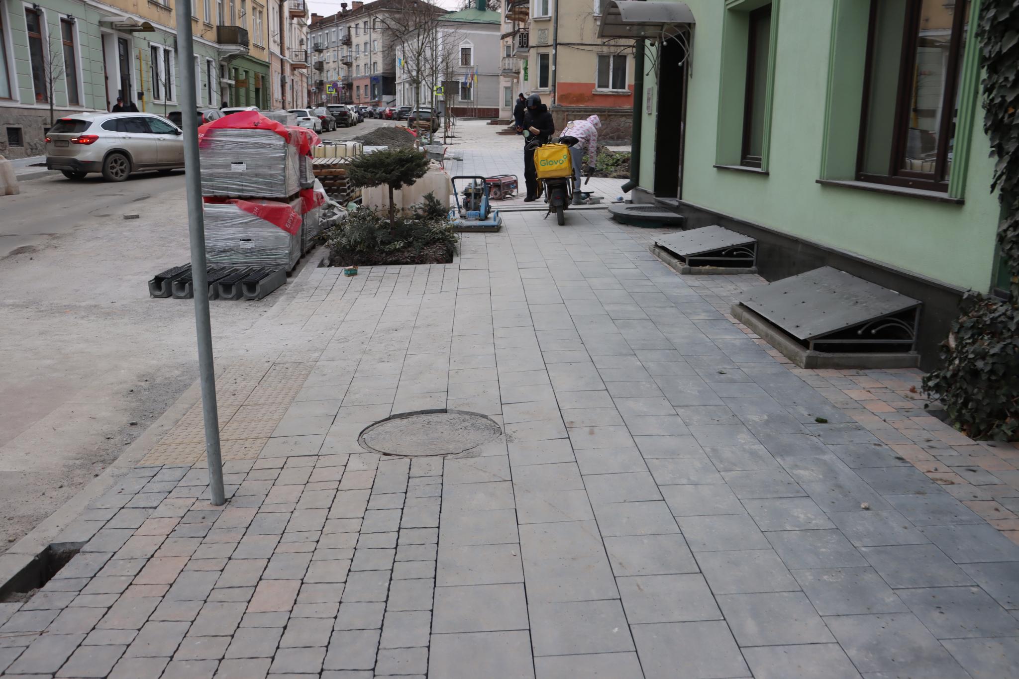 Новини Тернополя - фото з Облаштовують пандус до «Білого дому»: який вигляд має безбар’єрний маршрут у центрі Тернополя