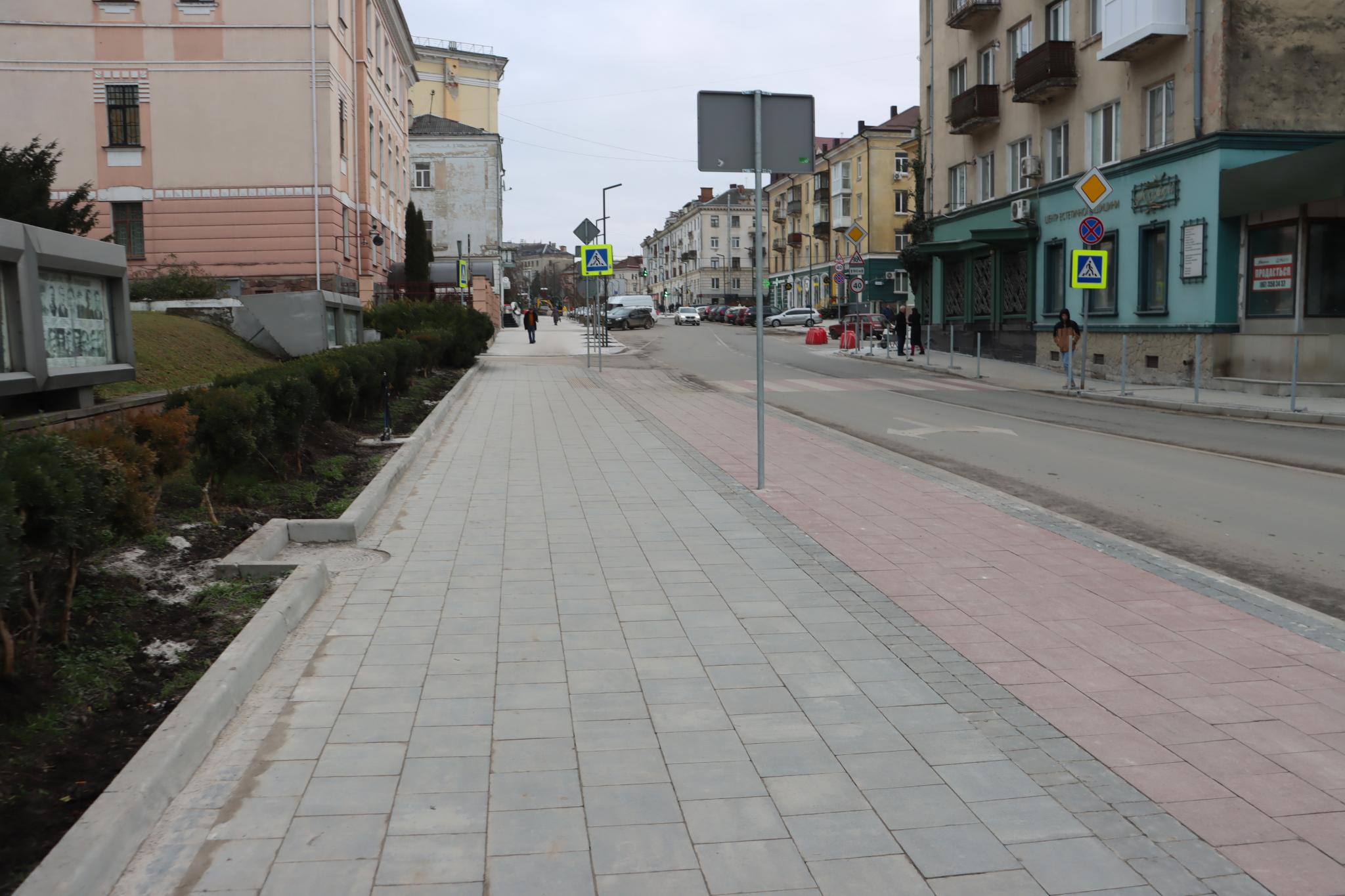 Новини Тернополя - фото з Облаштовують пандус до «Білого дому»: який вигляд має безбар’єрний маршрут у центрі Тернополя