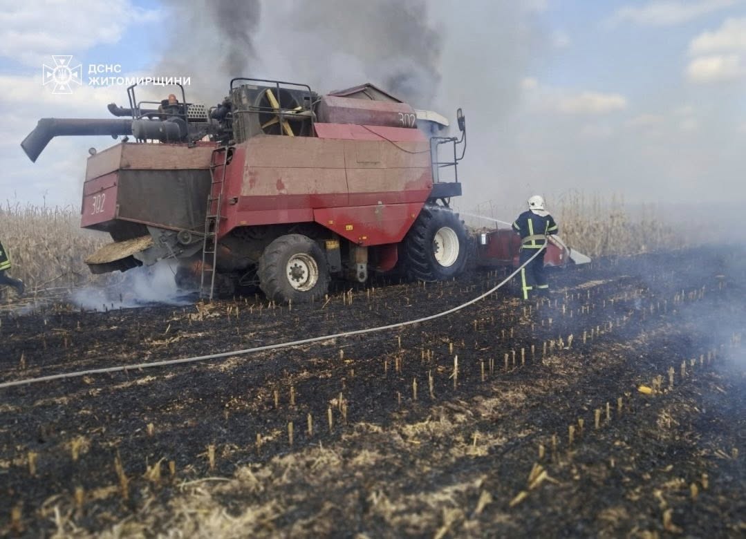 Новини Житомира - фото з Під час роботи у полі загорівся комбайн