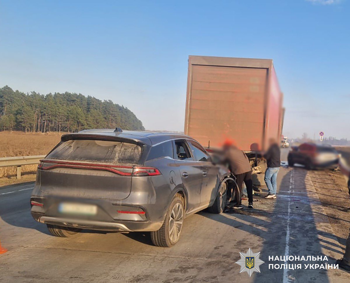 Новини Житомира - фото з На автошляху Київ – Ковель – Ягодин зіткнулися сім автомобілів: п’ятеро людей травмовані