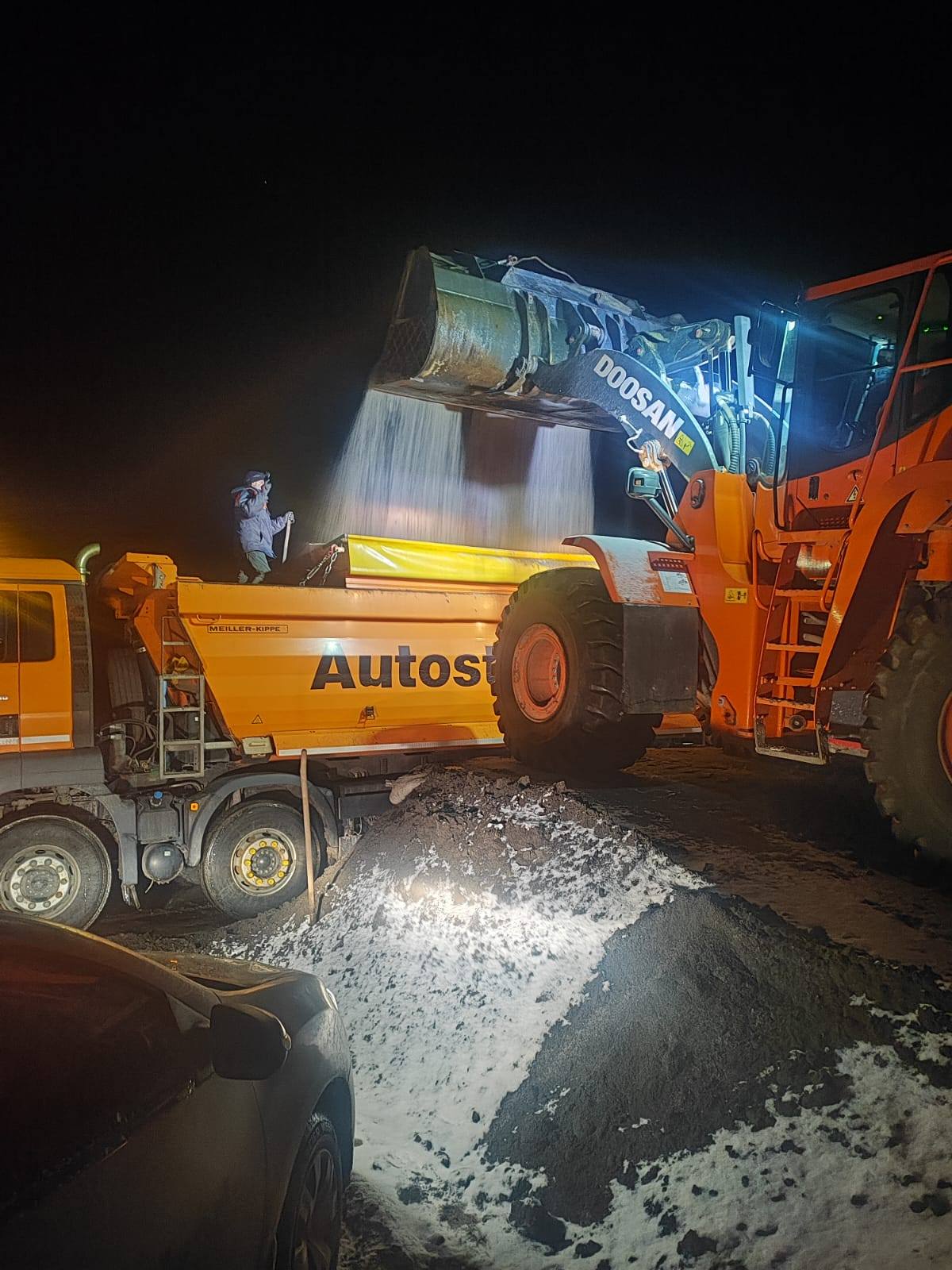 Новини Житомира - фото з Дорожники другу добу поспіль працюють в режимі "нон-стоп", забезпечуючи проїзд автошляхами