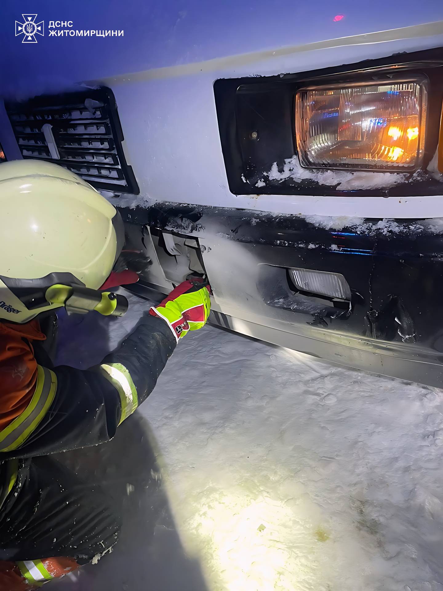 Новини Житомира - фото з Рятувальники долали наслідки негоди: розпилювали повалені дерева і буксирували застрягле авто