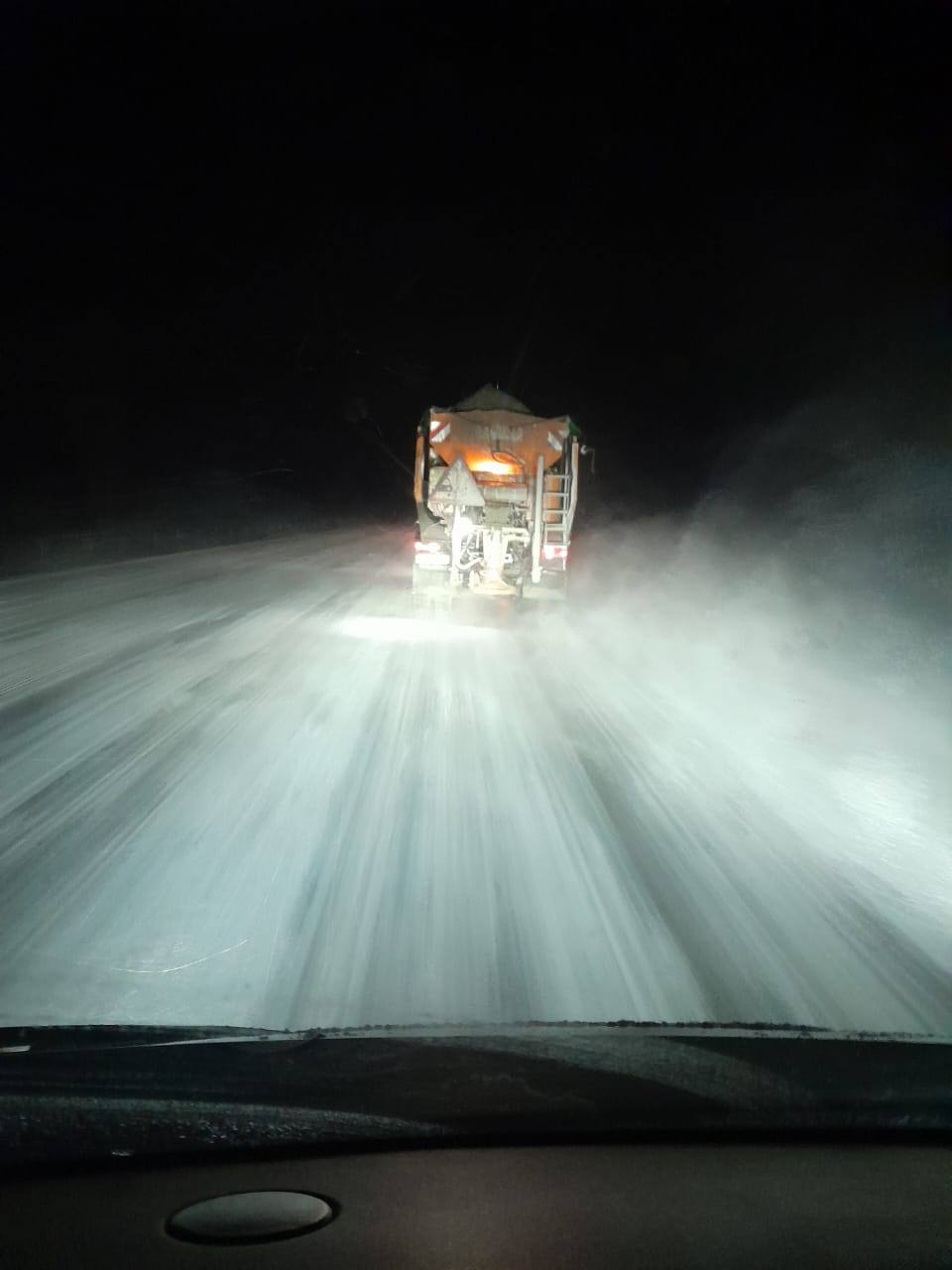 Новини Житомира - фото з Дорожники другу добу поспіль працюють в режимі "нон-стоп", забезпечуючи проїзд автошляхами