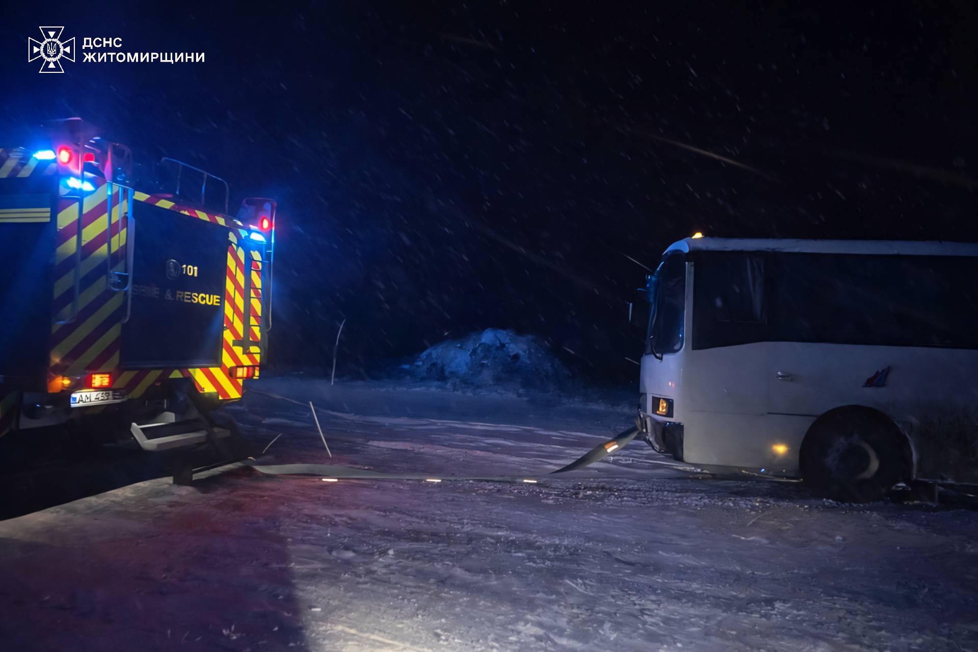 Новини Житомира - фото з Рятувальники долали наслідки негоди: розпилювали повалені дерева і буксирували застрягле авто