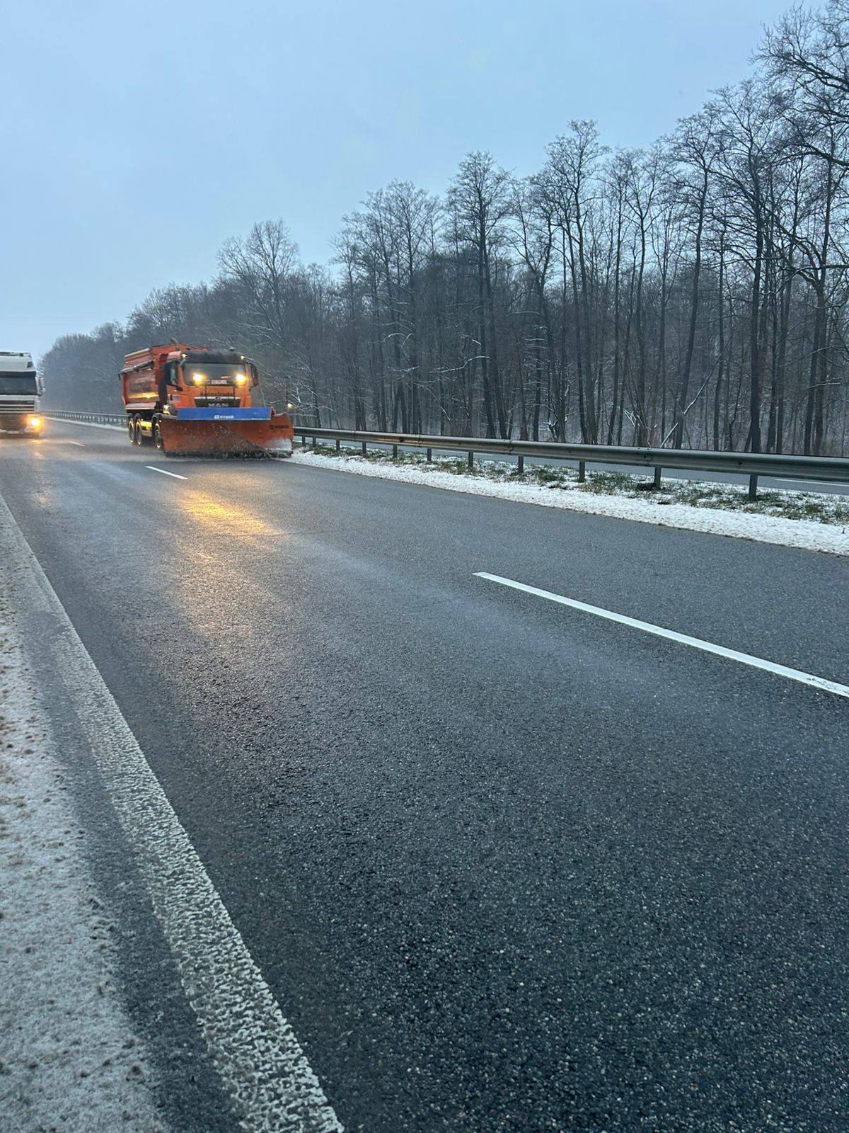 Новини Житомира - фото з Дорожники другу добу поспіль працюють в режимі "нон-стоп", забезпечуючи проїзд автошляхами