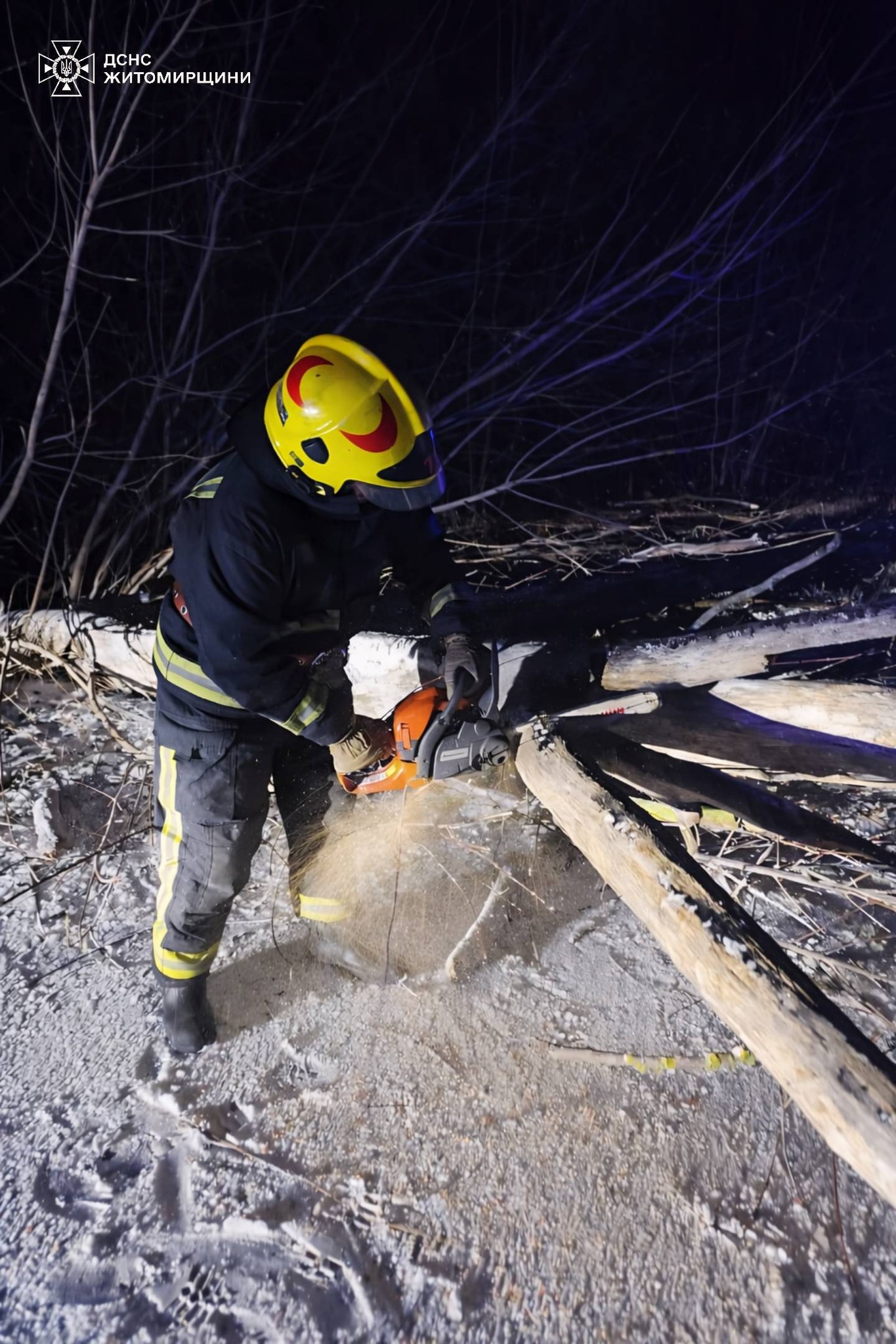 Новини Житомира - фото з Рятувальники долали наслідки негоди: розпилювали повалені дерева і буксирували застрягле авто