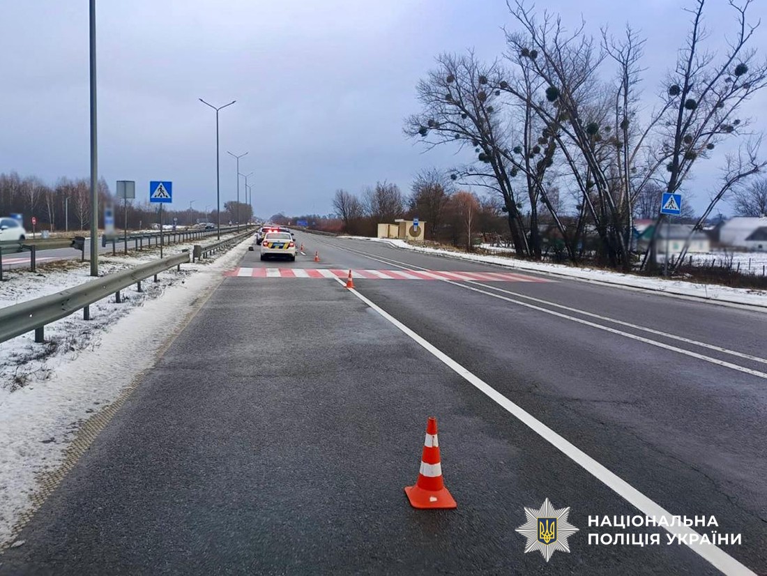 Новини Житомира - фото з ДТП у с. Перемога на Звягельщині: після наїзду авто в реанімації опинилася 77-річна пішохідка