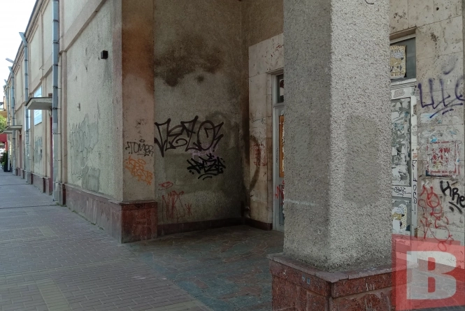 Колишній кінотеатр "Мир" в центрі міста зараз пустує 