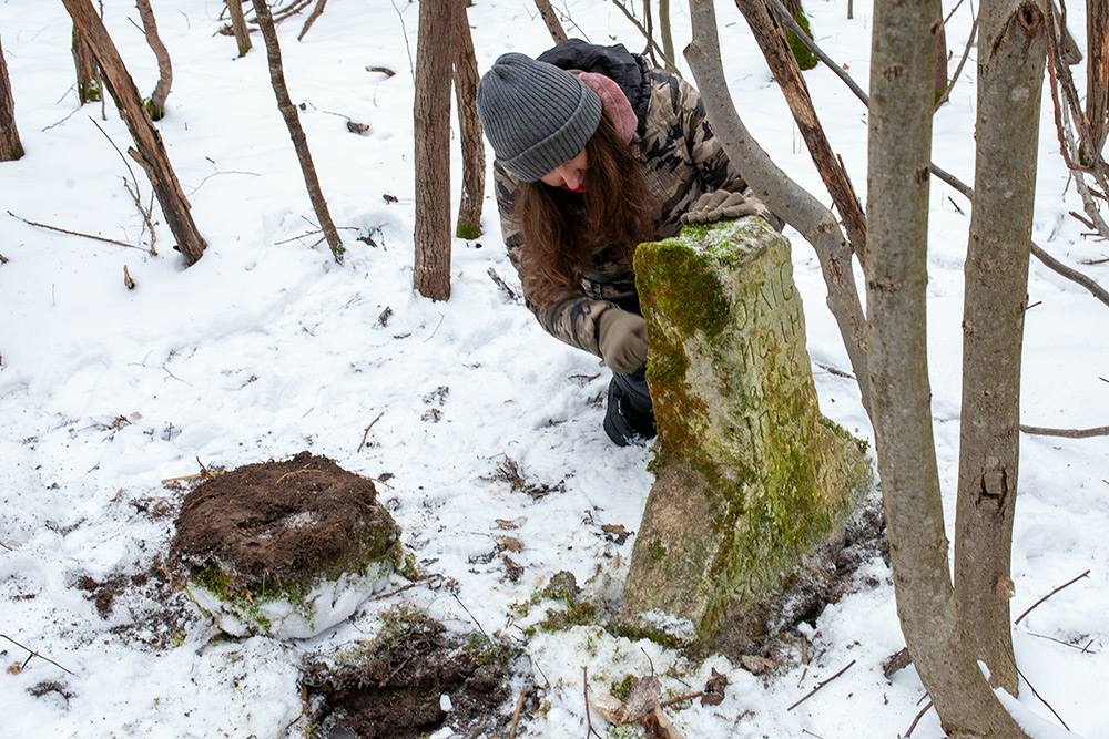 Новини Хмельницького - фото з У лісі на Хмельниччині знайшли унікальний хрест, встановлений жертві епідемії чуми