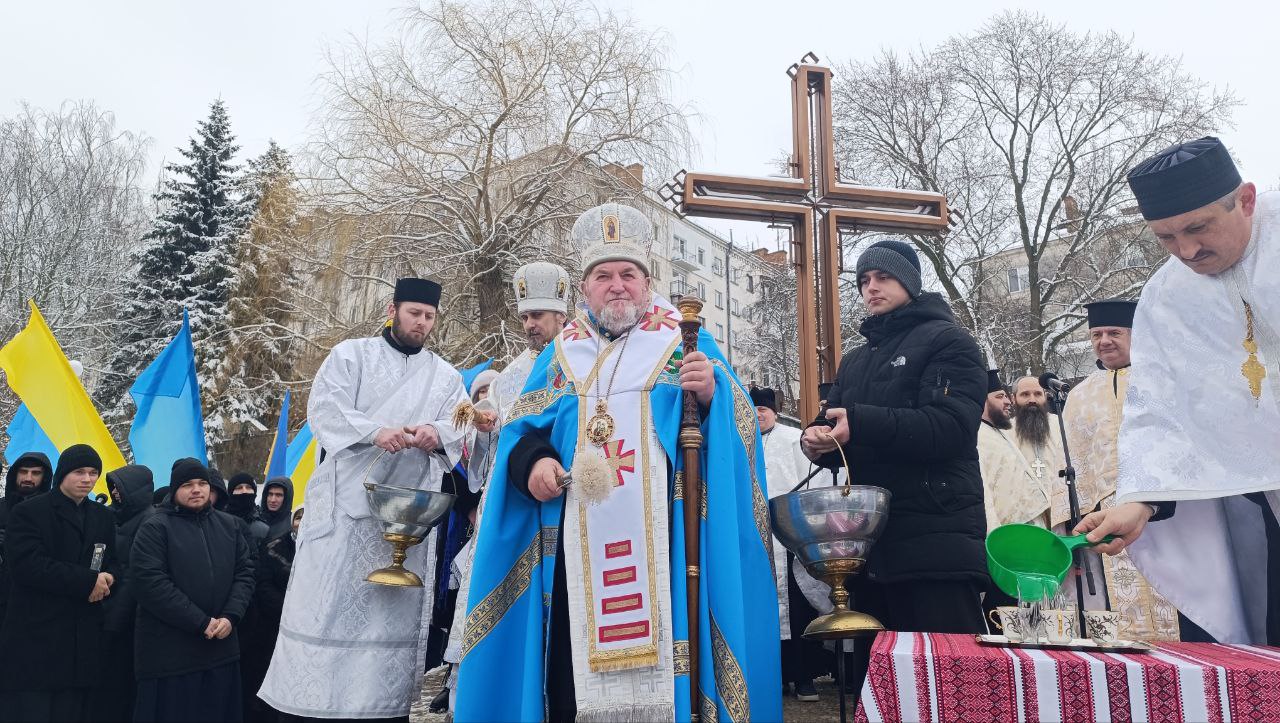 Новини Тернополя - фото з Чин Йорданського водосвяття провели біля пам'ятного хреста на набережній Тернопільського ставу