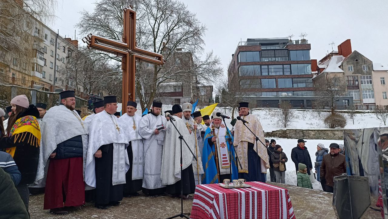 Новини Тернополя - фото з Чин Йорданського водосвяття провели біля пам'ятного хреста на набережній Тернопільського ставу