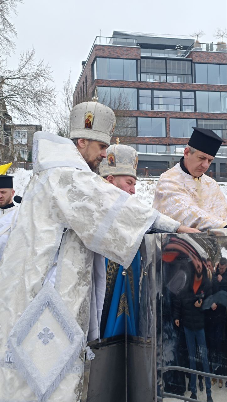 Новини Тернополя - фото з Чин Йорданського водосвяття провели біля пам'ятного хреста на набережній Тернопільського ставу