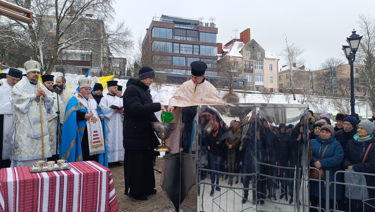 Новини Тернополя - фото з Чин Йорданського водосвяття провели біля пам'ятного хреста на набережній Тернопільського ставу