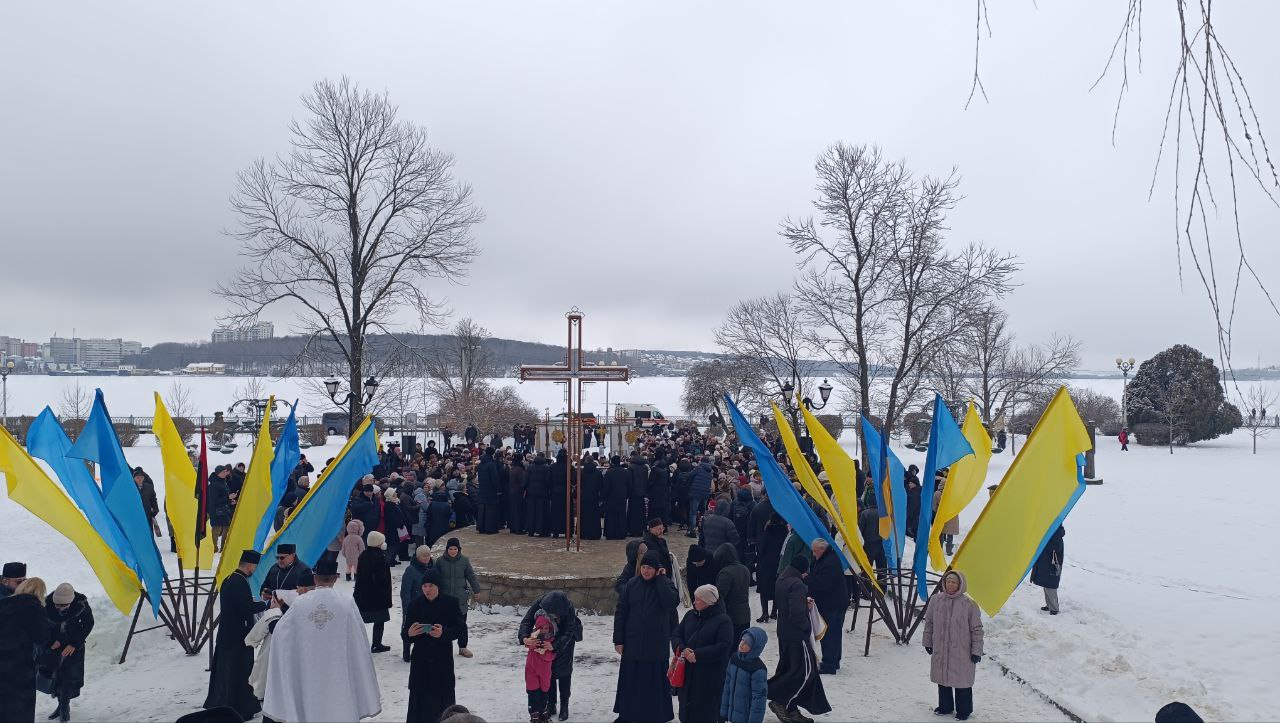 Новини Тернополя - фото з Чин Йорданського водосвяття провели біля пам'ятного хреста на набережній Тернопільського ставу