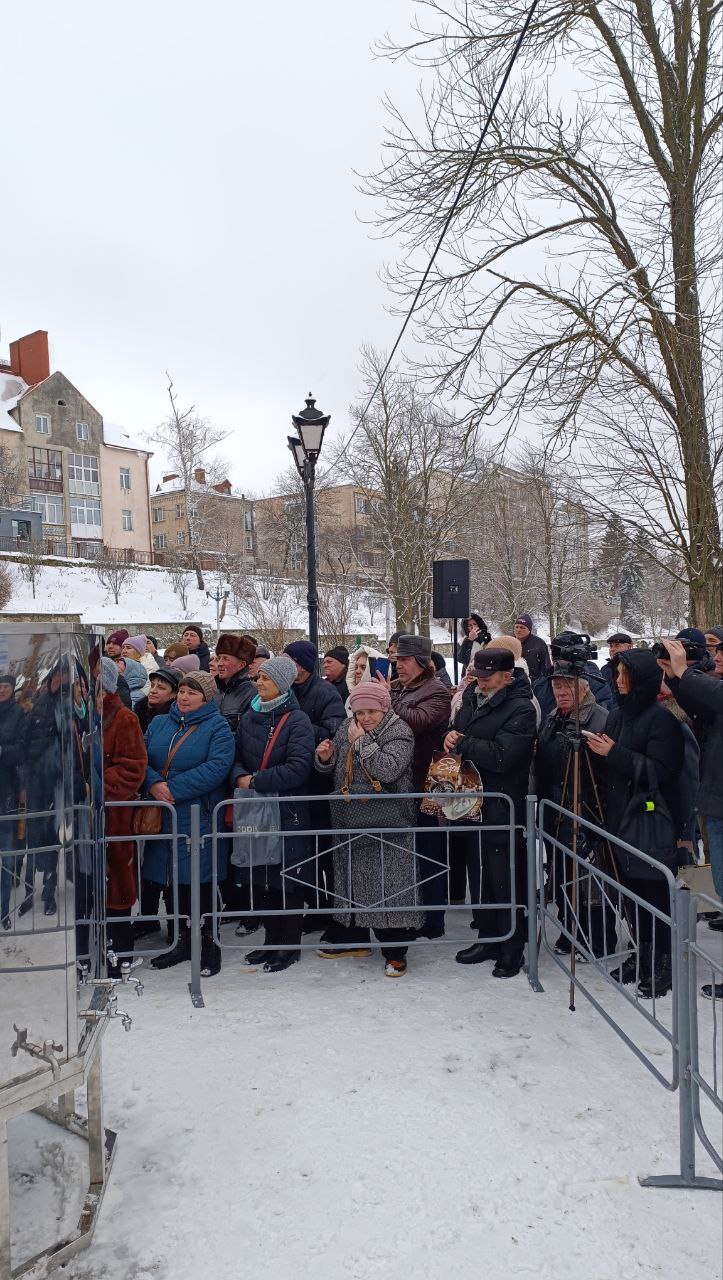 Новини Тернополя - фото з Чин Йорданського водосвяття провели біля пам'ятного хреста на набережній Тернопільського ставу