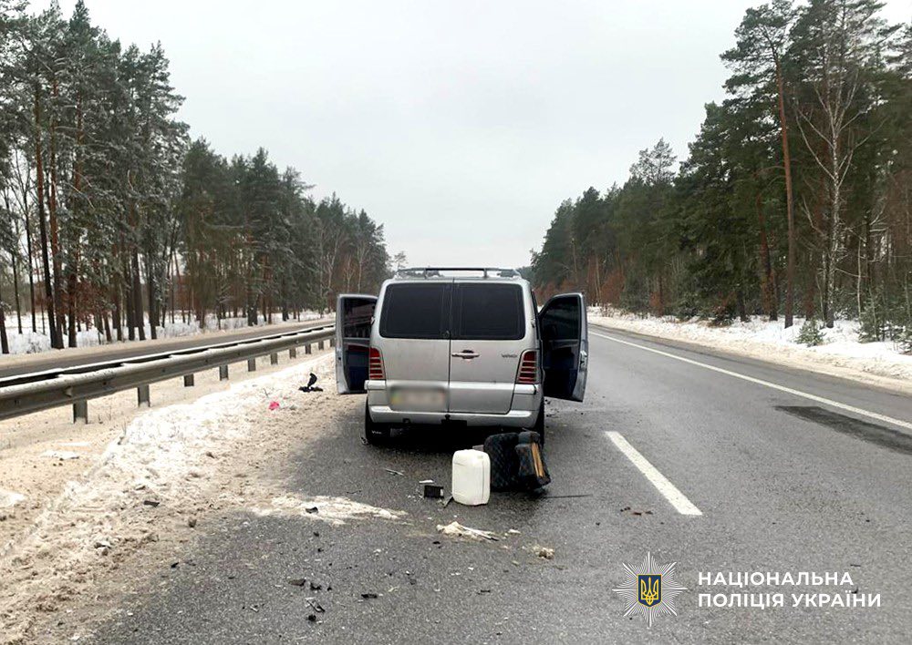 Новини Житомира - фото з У потрійній ДТП на дорозі Київ - Чоп загинув водій мікроатобуса, троє його пасажирів — у реанімації